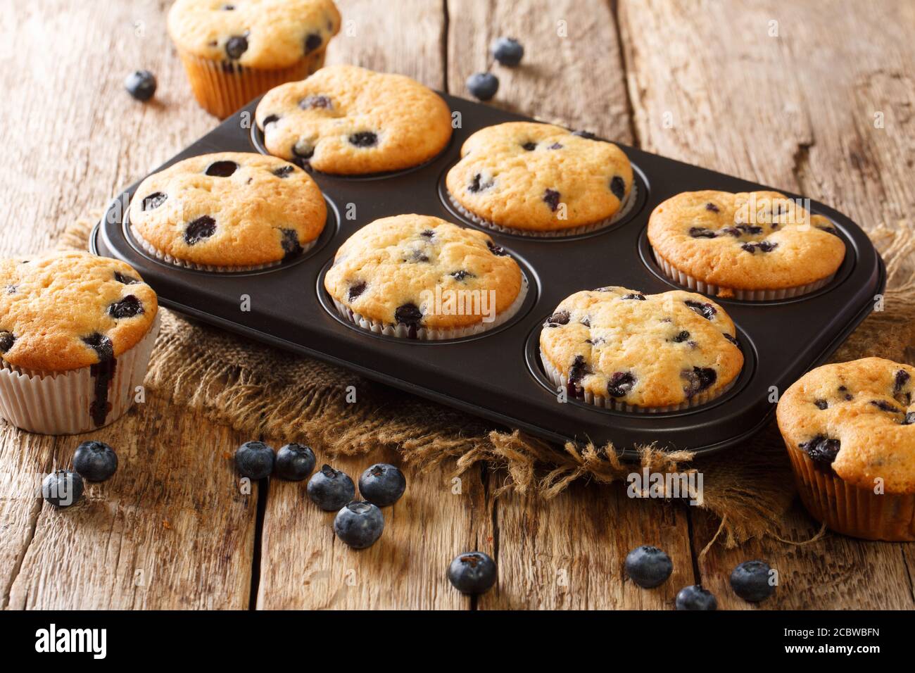 Muffins rustiques aux myrtilles dans un plat de cuisson sur la table. Horizontal Banque D'Images