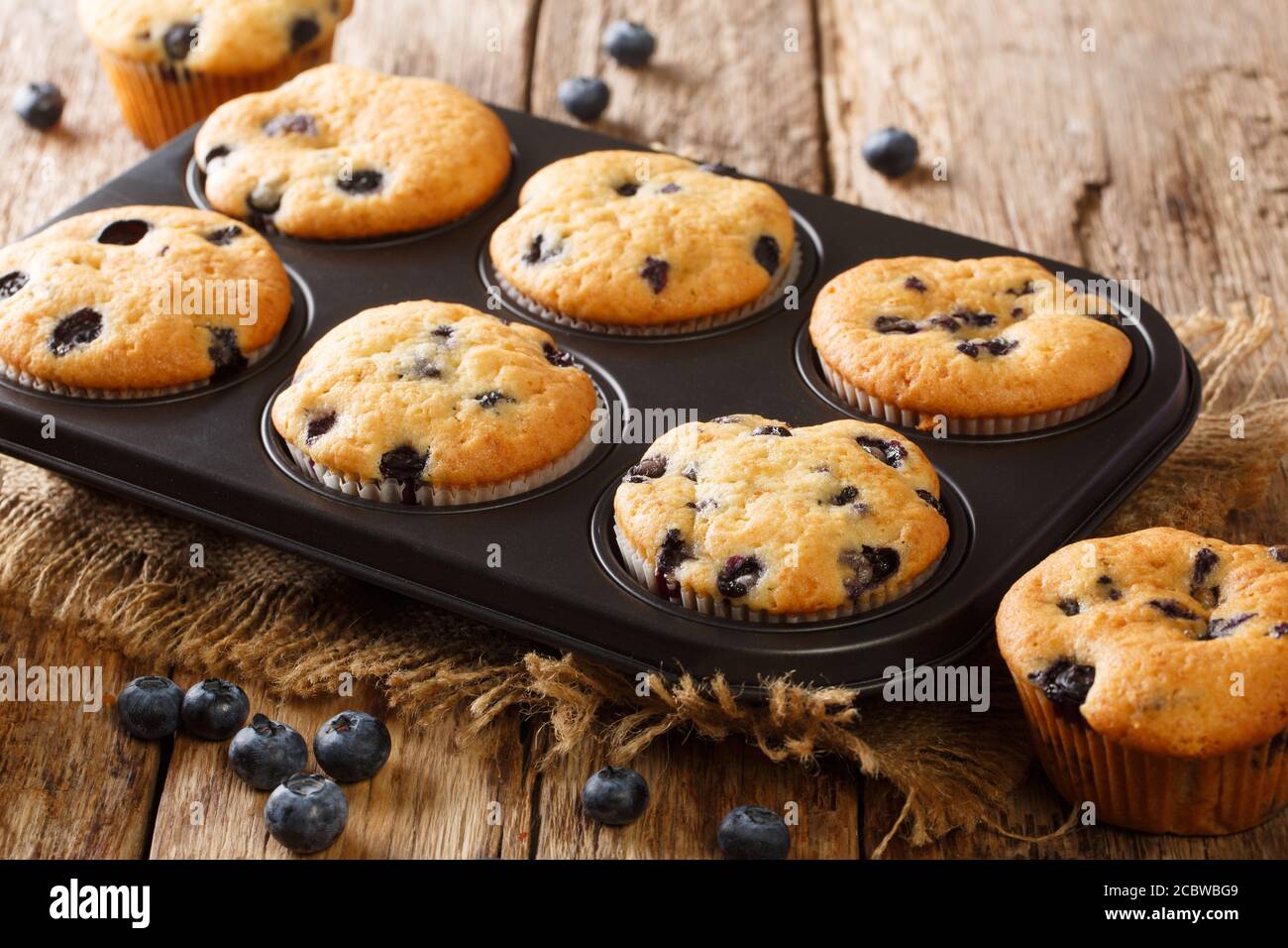 Muffins sains pour le petit déjeuner avec myrtilles dans un plat de cuisson sur la table. Horizontal Banque D'Images