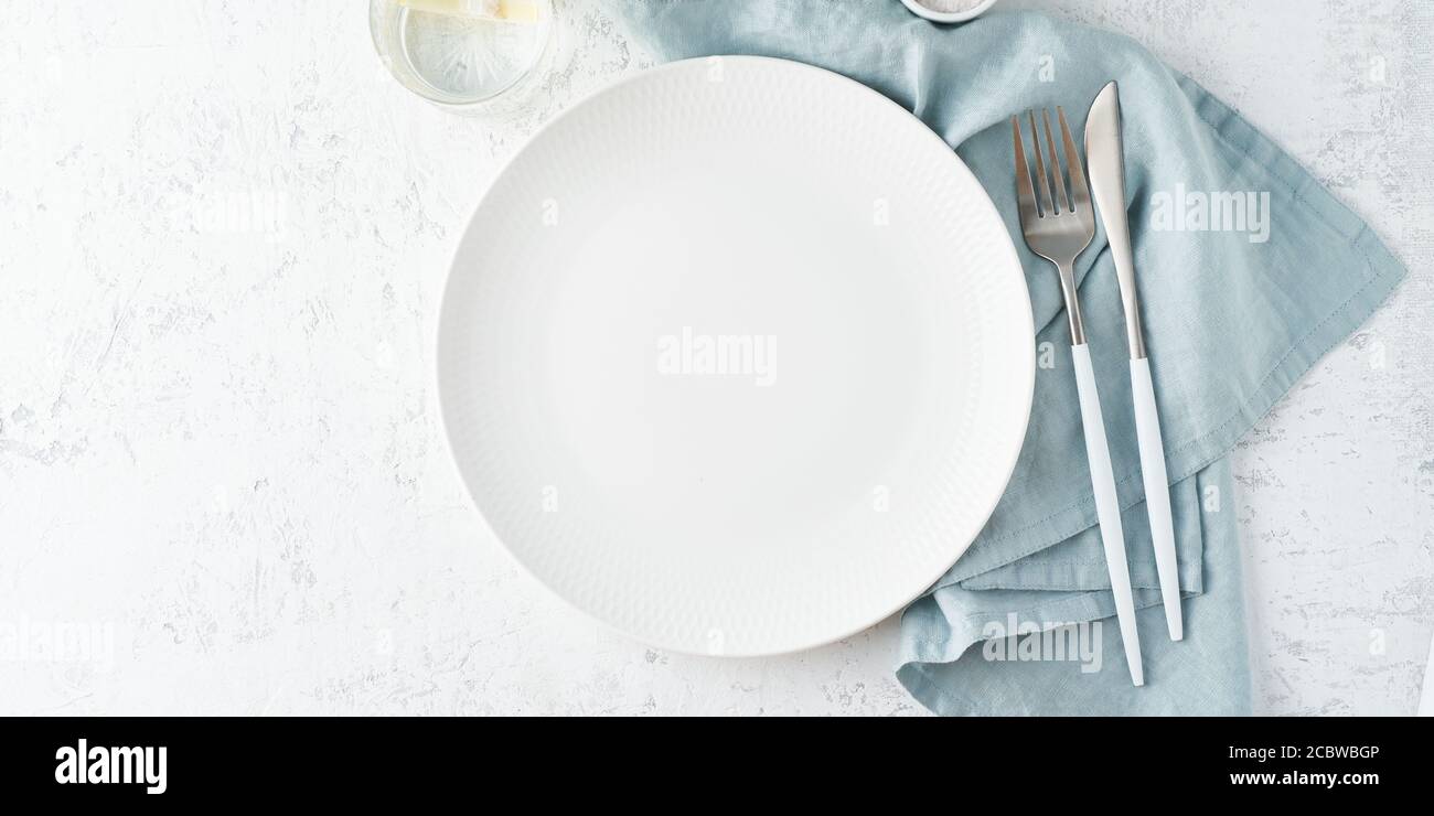Nettoyez la table en pierre blanche vide, l'espace de copie, le modèle, la vue de dessus, la longue bannière Banque D'Images