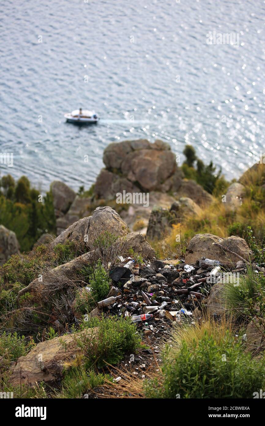 Des ordures brûlées se sont accumulées sur le chemin du mont Calvario (Calvary), un lieu religieux et un point de vue de la ville de Copacabana et du lac Titicaca, en Bolivie. Banque D'Images