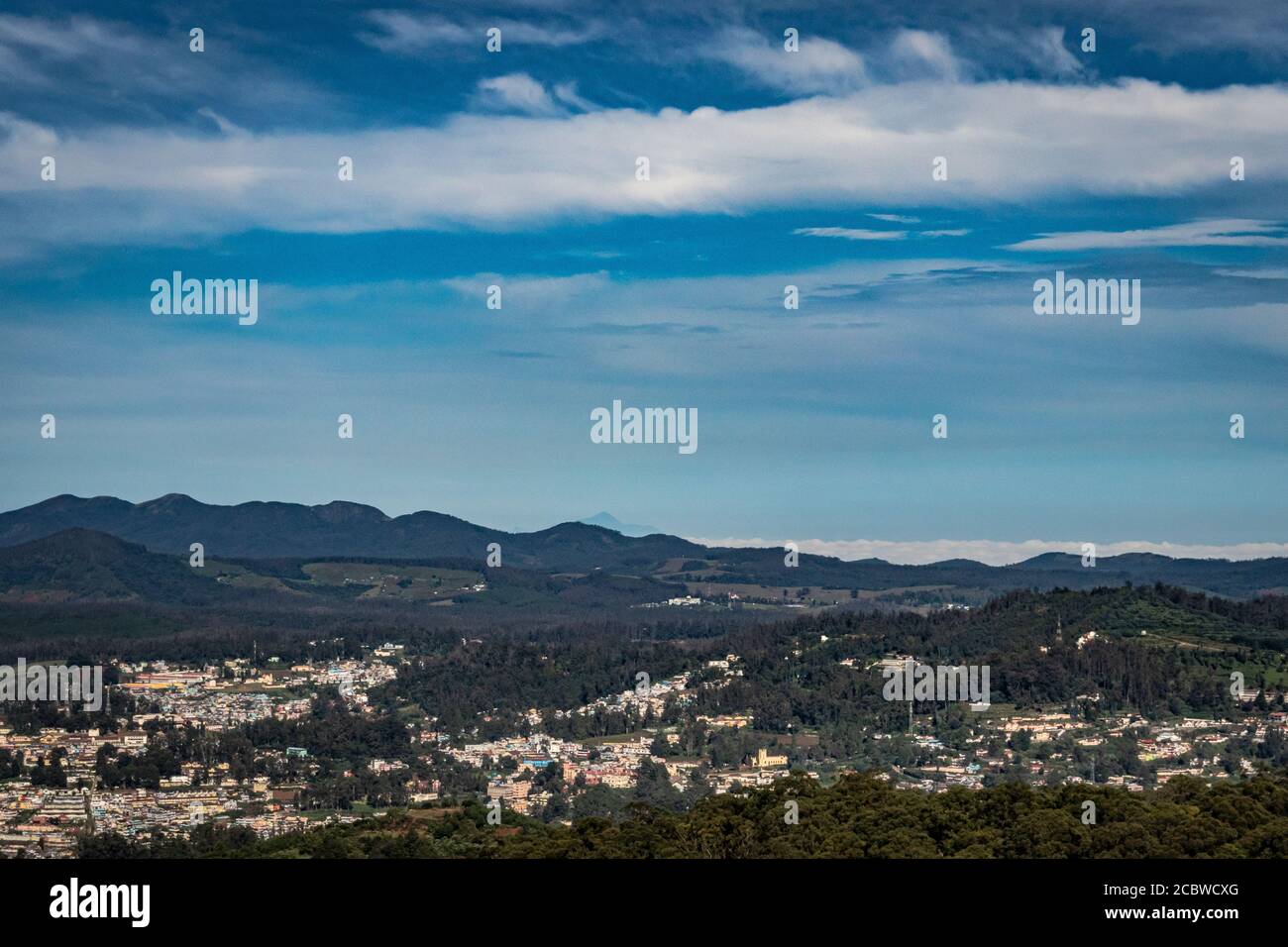 vue sur la ville avec chaîne de montagnes et ciel bleu clair depuis le sommet de la colline à la journée, l'image est prise de dodddabetta pic ooty india. elle montre la vue d'oiseau Banque D'Images