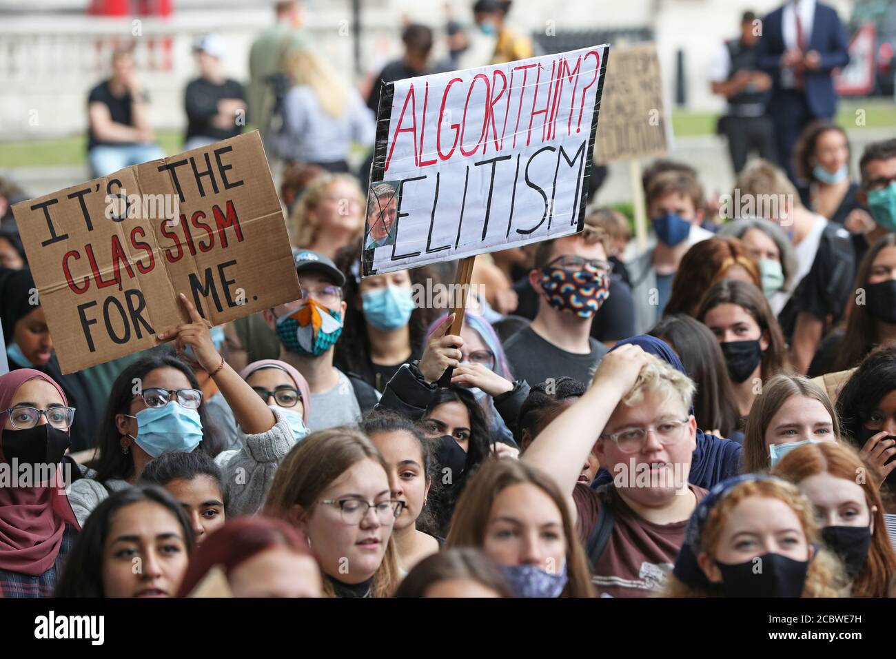 Les gens prennent part à une manifestation pacifique sur la place du Parlement, à Londres, en réponse à la baisse des résultats DE NIVEAU A. Banque D'Images