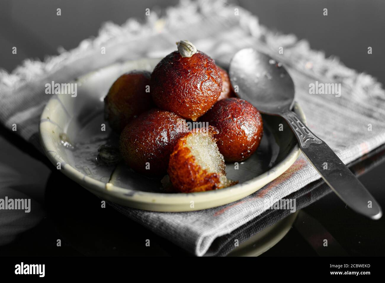 L'une des plus communes de l'Inde - Gulab jamun sur une assiette Banque D'Images