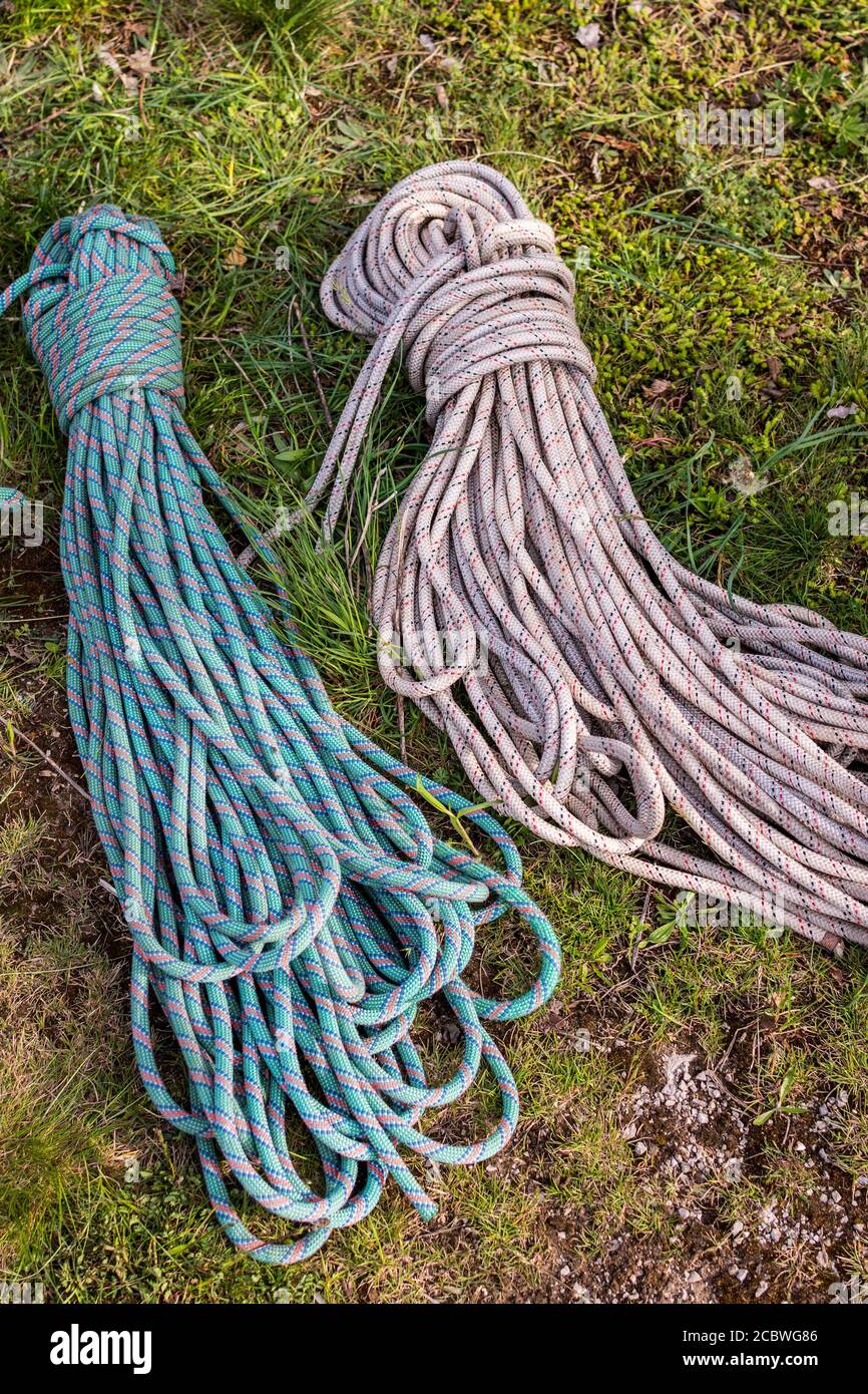 Fibres de polyamide cordes d'escalade de sécurité, équipement d'escalade de montagne sur un sol, stock d'images d'alpinisme Banque D'Images