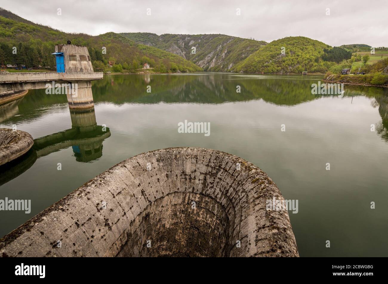 Barrage sur le lac Radoinja, partie de la réserve naturelle spéciale Uvac sur les pentes de la montagne Zlatibor dans le sud-ouest de la Serbie Banque D'Images