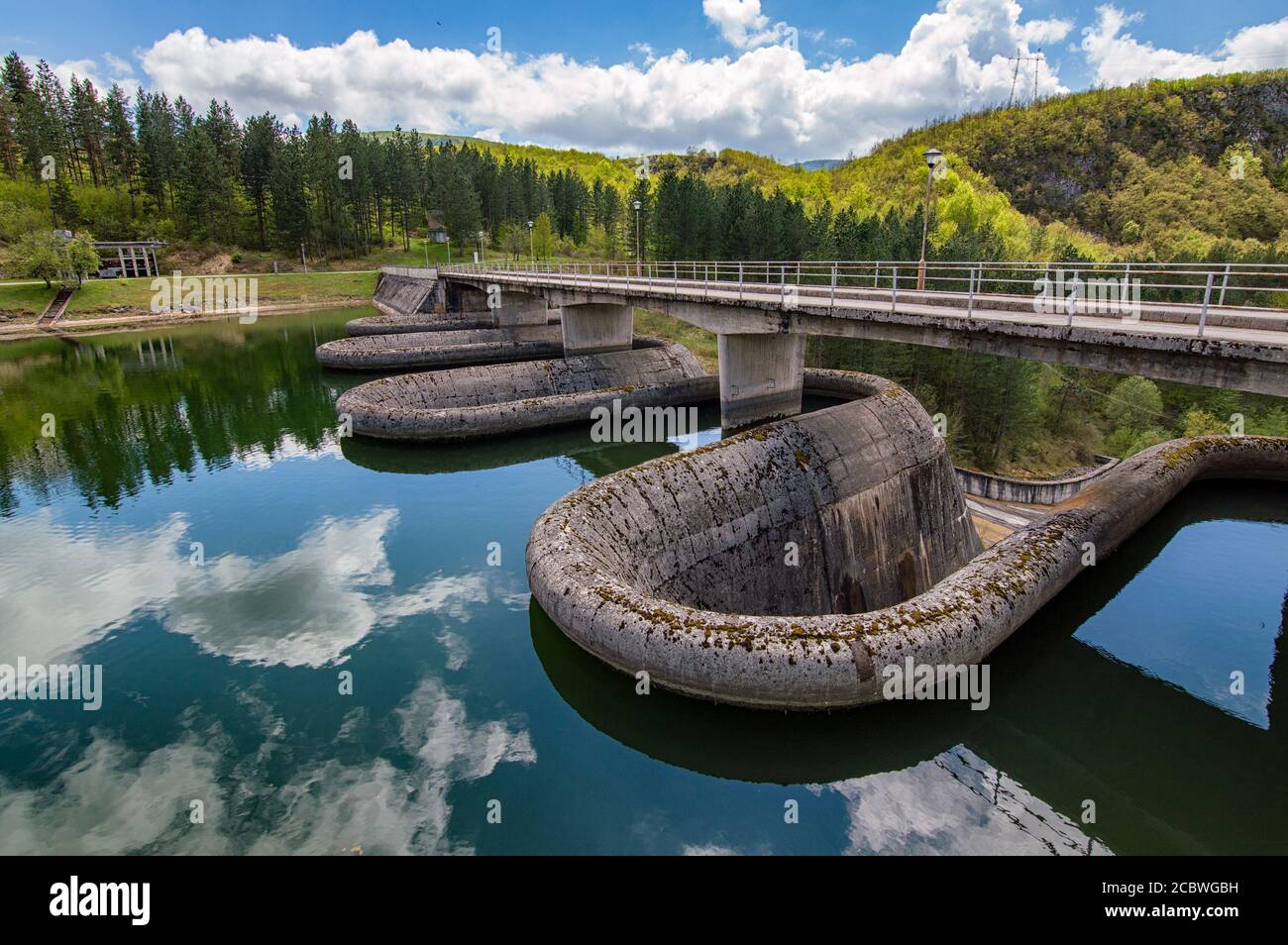 Barrage sur le lac Radoinja, partie de la réserve naturelle spéciale Uvac sur les pentes de la montagne Zlatibor dans le sud-ouest de la Serbie Banque D'Images