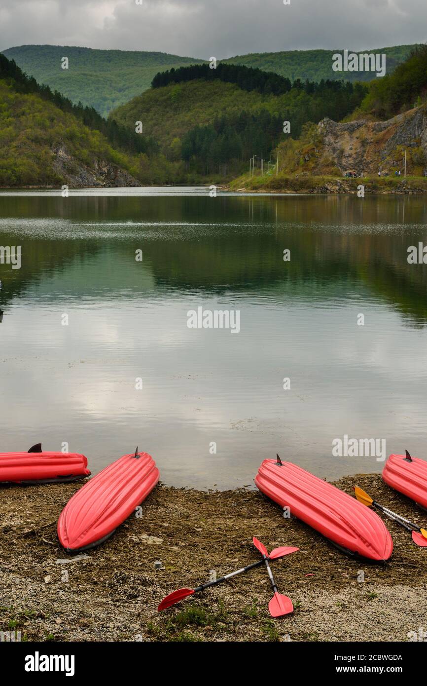 Bateaux de kayak gonflables se trouvant sur la plage du lac de Radoinja dans la montagne Zlatibor, Serbie Banque D'Images