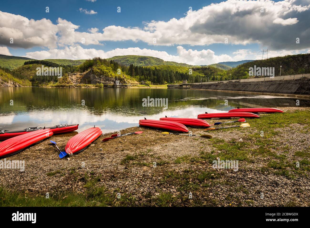 Bateaux de kayak gonflables se trouvant sur la plage du lac de Radoinja dans la montagne Zlatibor, Serbie Banque D'Images