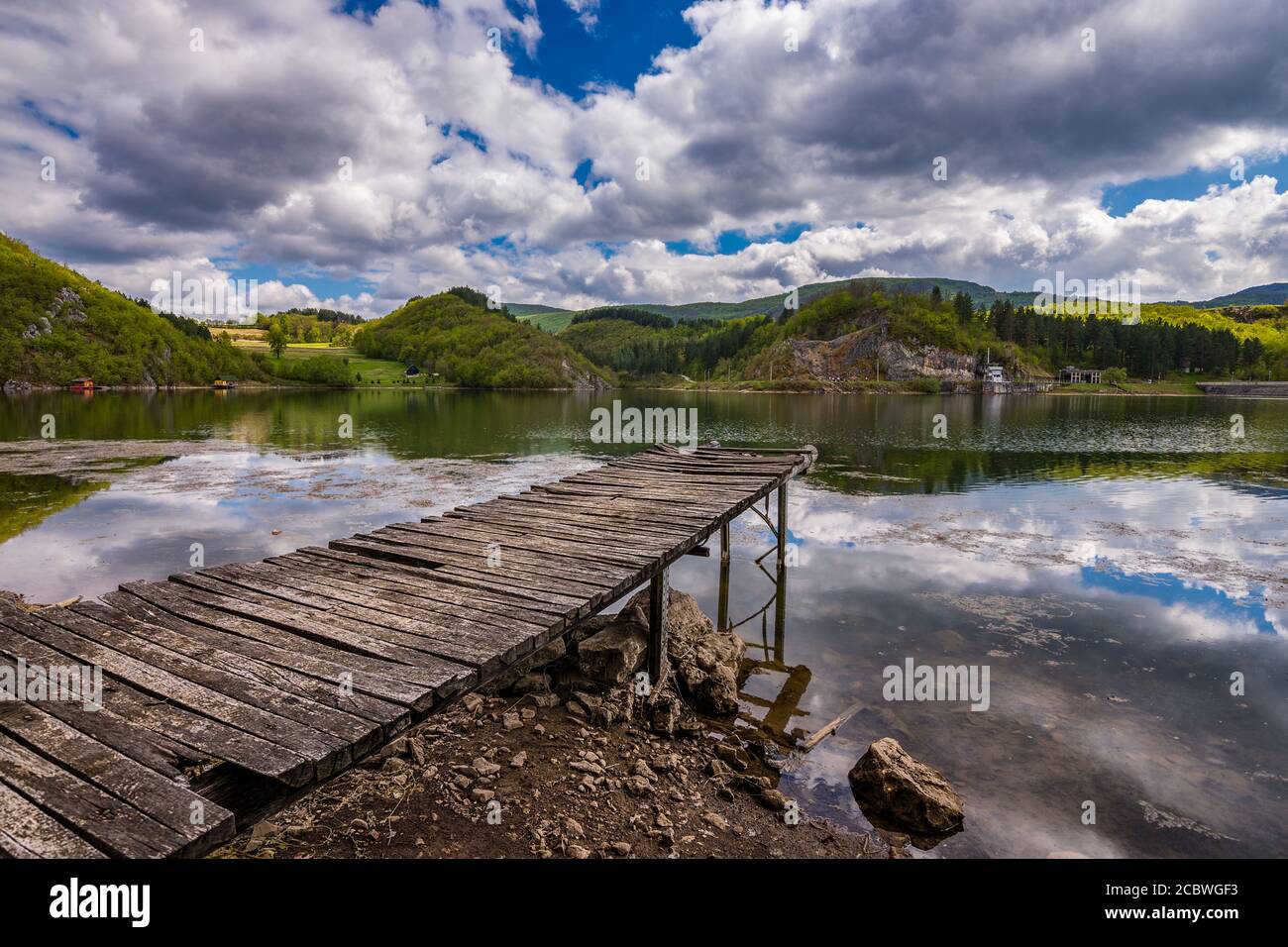 Lac Radoinja, partie de la réserve naturelle spéciale Uvac sur les pentes de la montagne Zlatibor dans le sud-ouest de la Serbie Banque D'Images