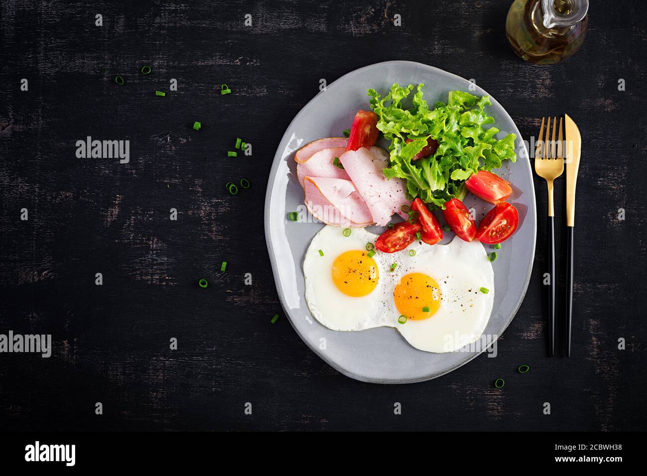 Régime cétogène/paléogène. Œufs frits, jambon et salade fraîche. Petit déjeuner Keto. Brunch. Vue de dessus, au-dessus de la tête Banque D'Images