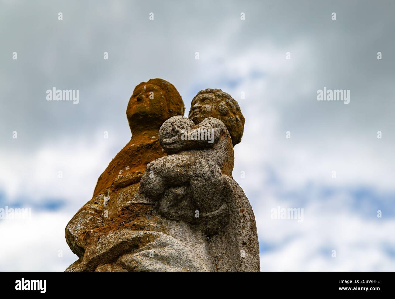 Ancienne statue de la Vierge Marie en pierre usée avec son enfant dans la région viticole de Somlo, en Hongrie. Banque D'Images