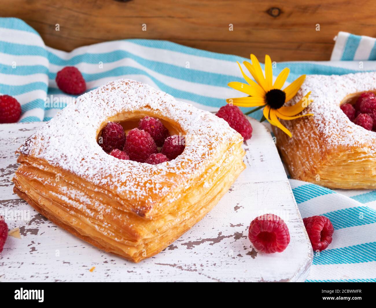 Pate Feuilletee Au Gateau Fraichement Tartelee Avec Framboises Gros Plan Creme Anglaise Photo Stock Alamy