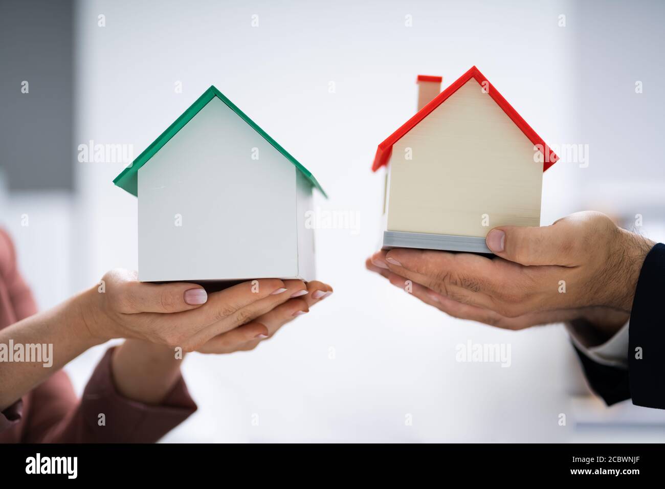 Changement de maison. Agent d'assurance de biens immobiliers Banque D'Images