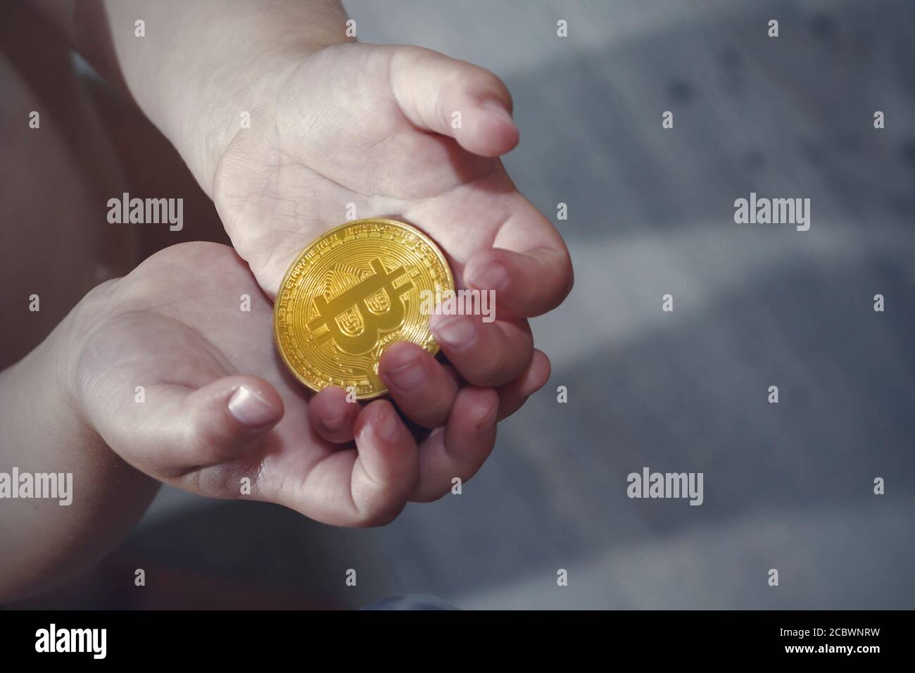Concept Bitcoin. Les enfants partagent le bitcoin. Main enfant et bitcoin. Banque D'Images
