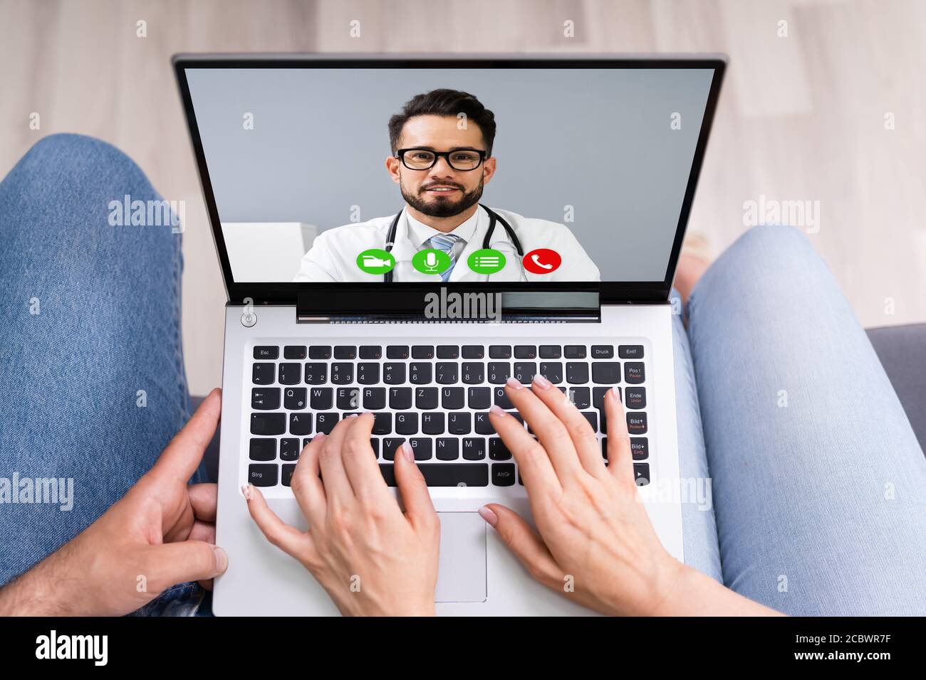 Couple enceinte en appel de vidéoconférence en ligne avec le médecin Banque D'Images