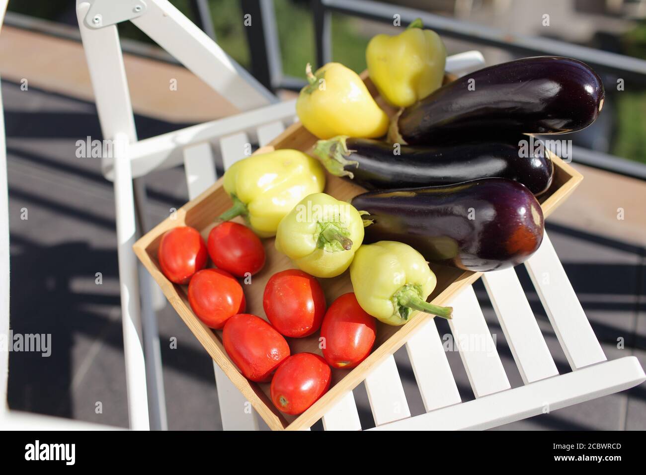 Décontaminer les légumes sur un balcon sous la lumière du soleil pendant le COVID pandémie Banque D'Images