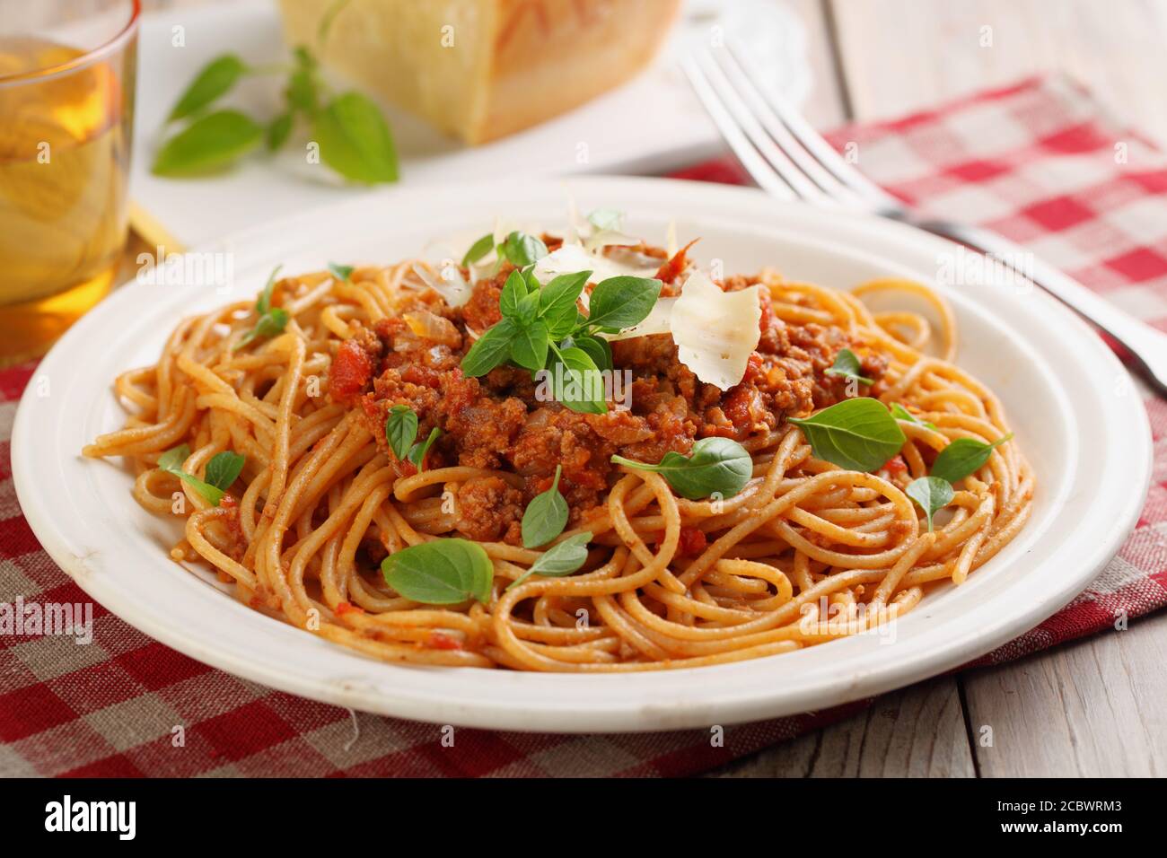 Spaghetti alla Bolognese au basilic et parmesan Banque D'Images
