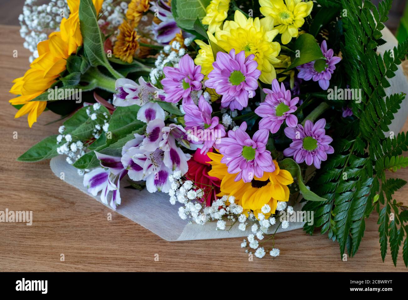 Bouquet de fleurs sauvages. Composition de fleurs colorées. Banque D'Images