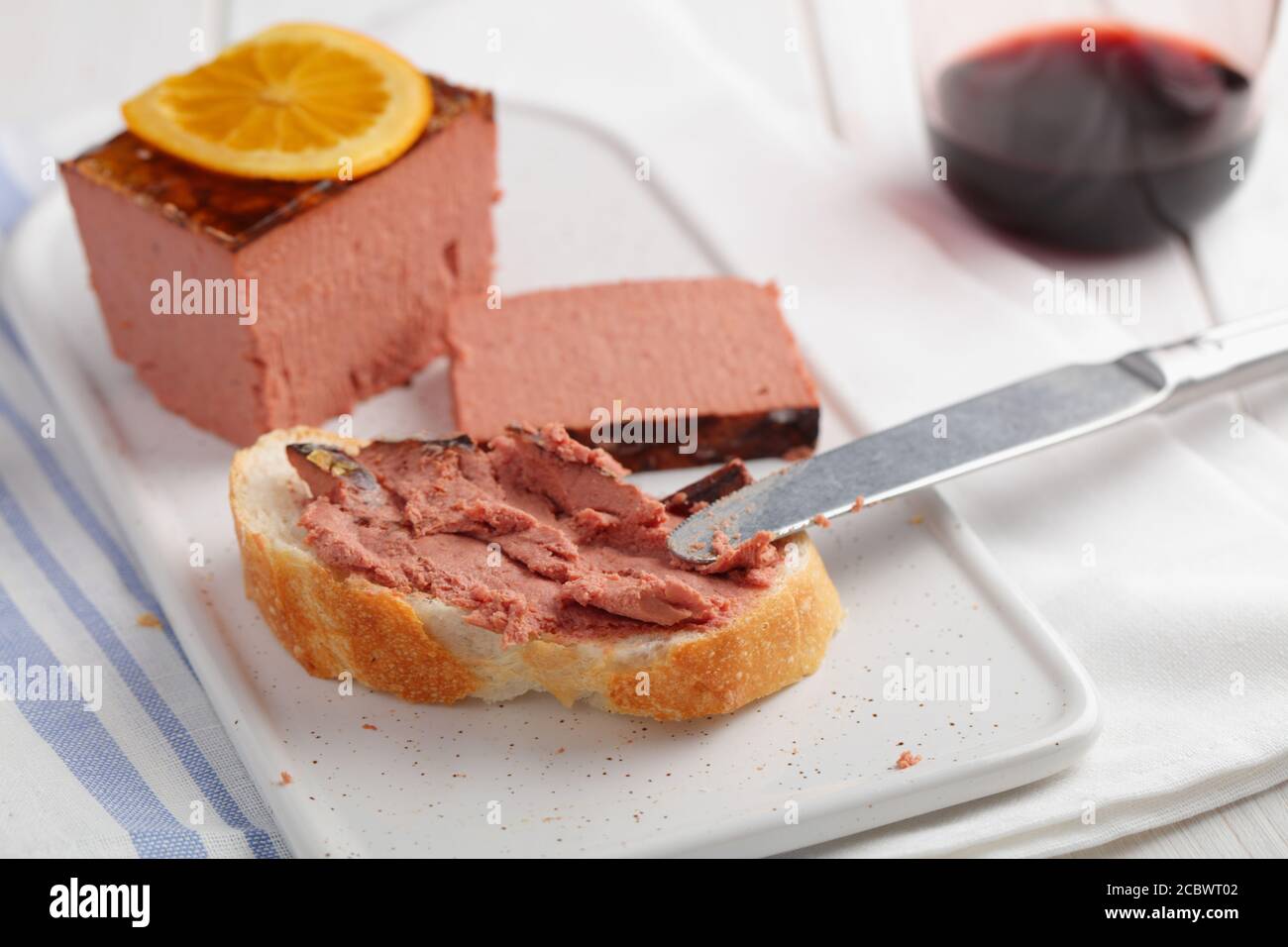 Sandwich avec pâté de canard sur une tranche de français frais baguette et une tasse de vin rouge Banque D'Images