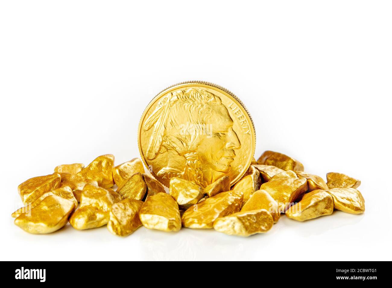 golden american buffle une once pièce de monnaie pose sur un tas de nuggets dorés, le minerai doré sur fond blanc isolé avec beaucoup d'espace de copie Banque D'Images