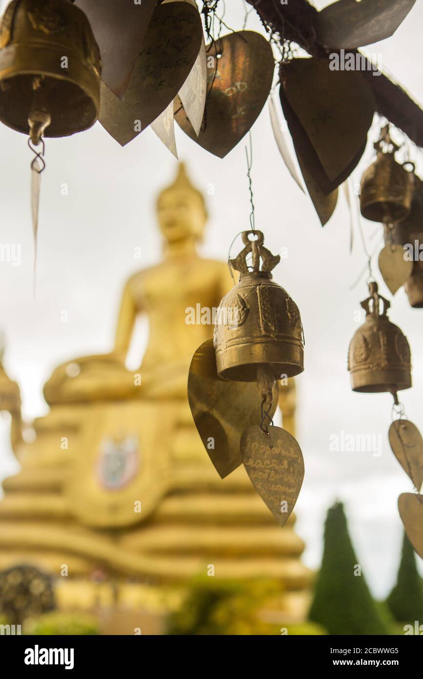 Thaïlande du Sud, Phuket, Grand Bouddha d'or et cloches de prière en or suspendues Banque D'Images