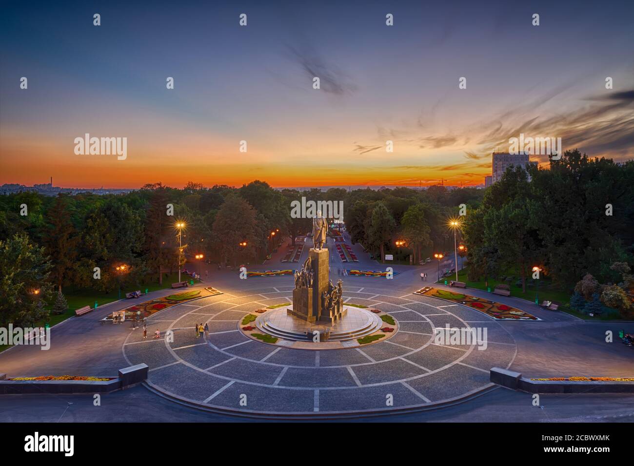 Parc Shevchenko de Kharkiv dans les couleurs du coucher du soleil et les lumières du soir, Ukraine Banque D'Images