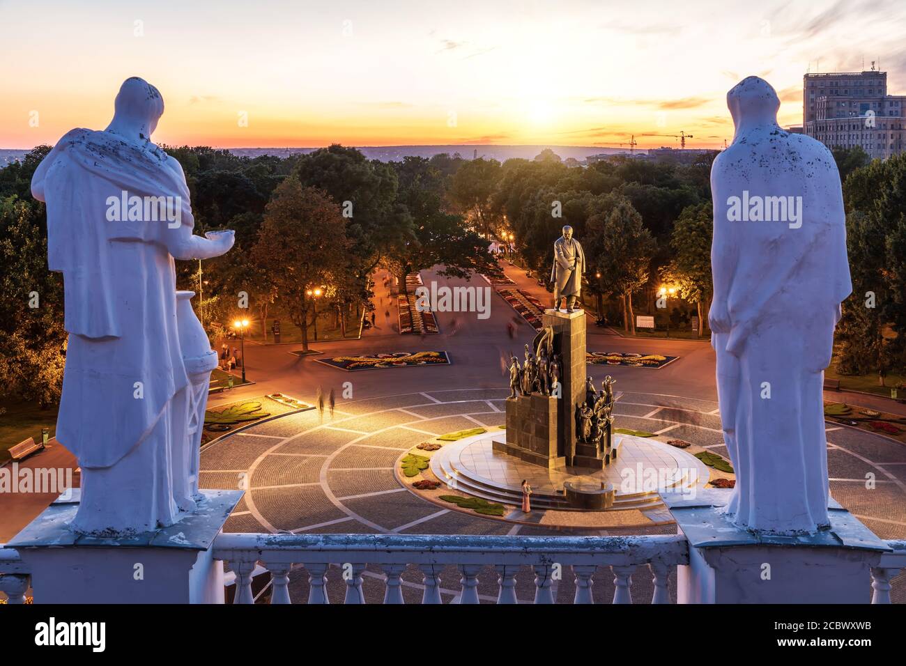 Vieilles statues sur le toit et vue sur le parc Kharkiv, Ukraine. Banque D'Images