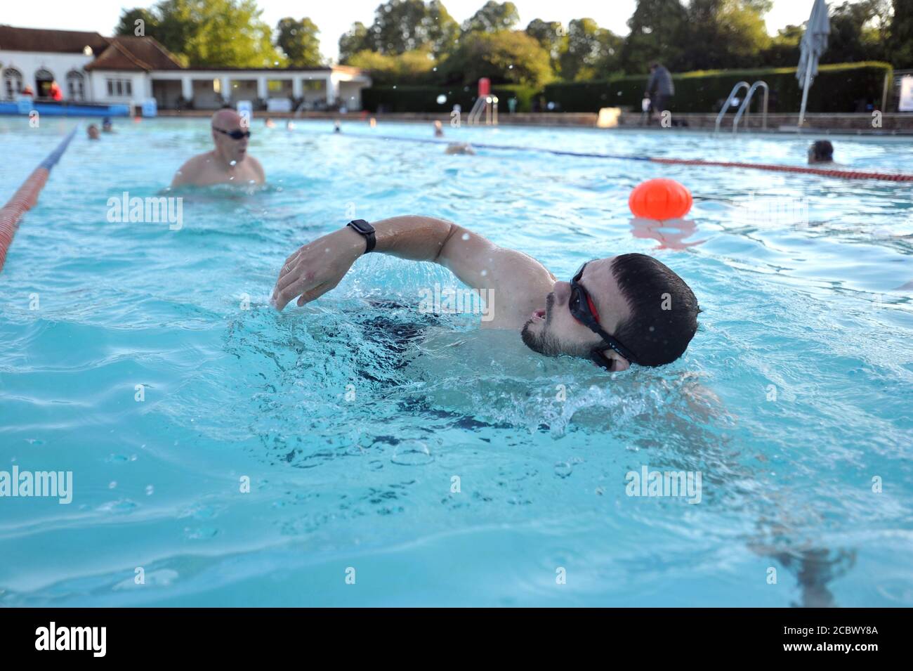 Le Sandford Park Lido à Cheltenham a rouvert ce matin à 6 h 30 pour sa première session après l'éclusage. Le Lido est ouvert pour la mise en attente des billets de saison Banque D'Images