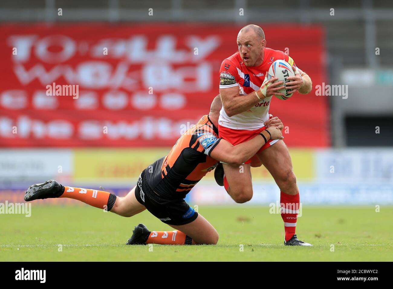 Le Liam Watts de Castleford Tigers (à gauche) s'attaque à James Roby de St Helens lors du match de la Super League de Betfred au stade totalement Wicked, St Helens. Banque D'Images