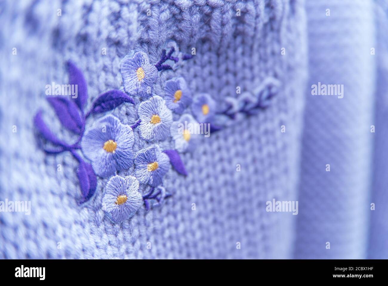 Fleur brodée faite à la main sur laine lilas Banque D'Images