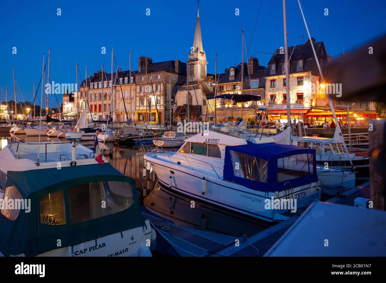 Vieux port de Honfleur la nuit Banque D'Images