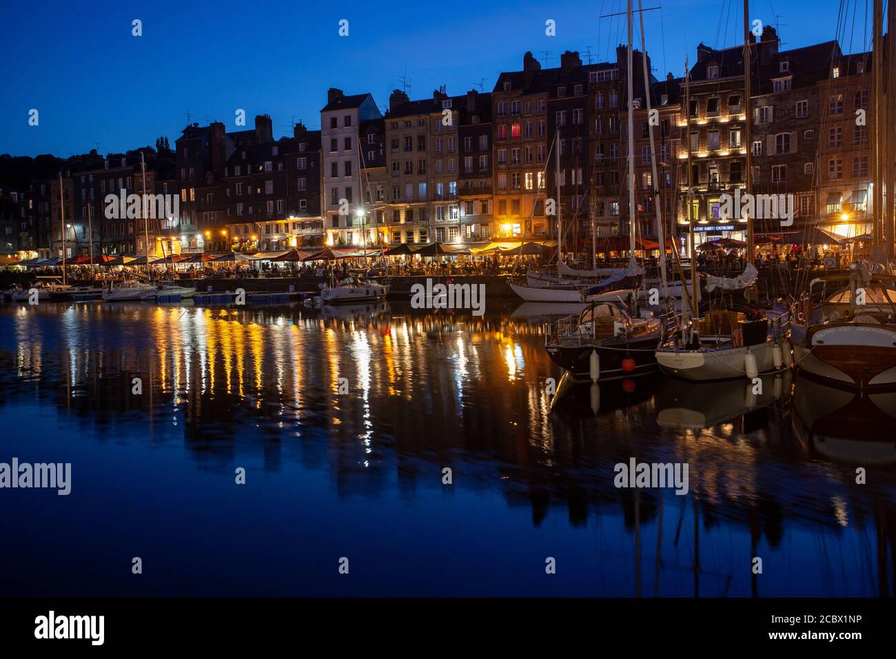 Vieux port de Honfleur la nuit Banque D'Images