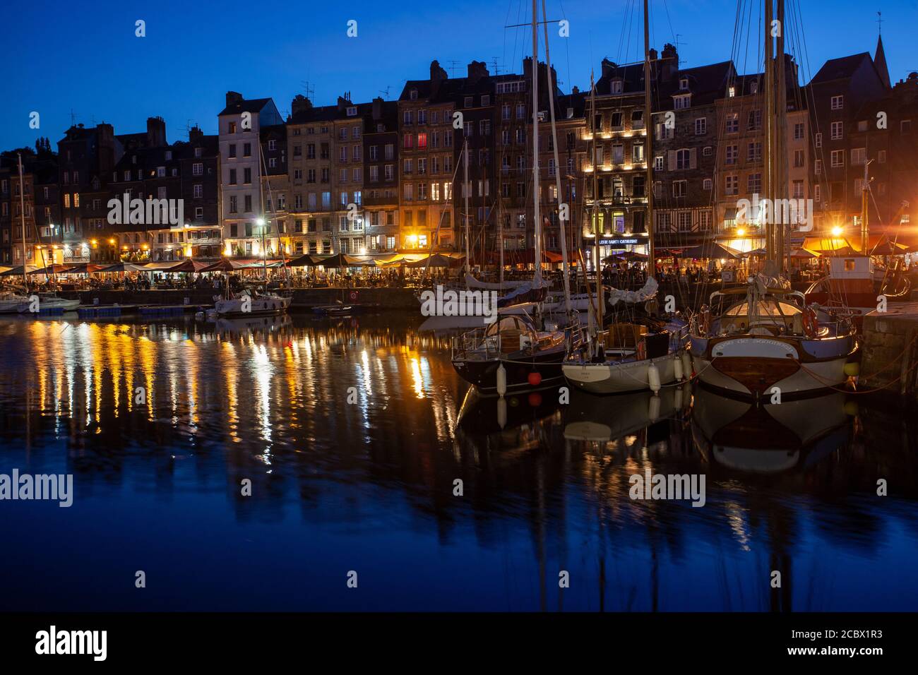 Vieux port de Honfleur la nuit Banque D'Images