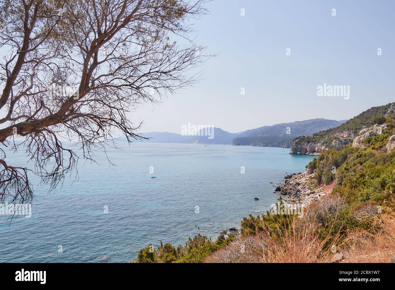 Vue sur la mer tyrgenienne dans le parc national Gennargentu en Sardaigne Banque D'Images Vue sur la mer tyrgenienne dans le parc national Gennargentu en Sardaigne Banque D'Images