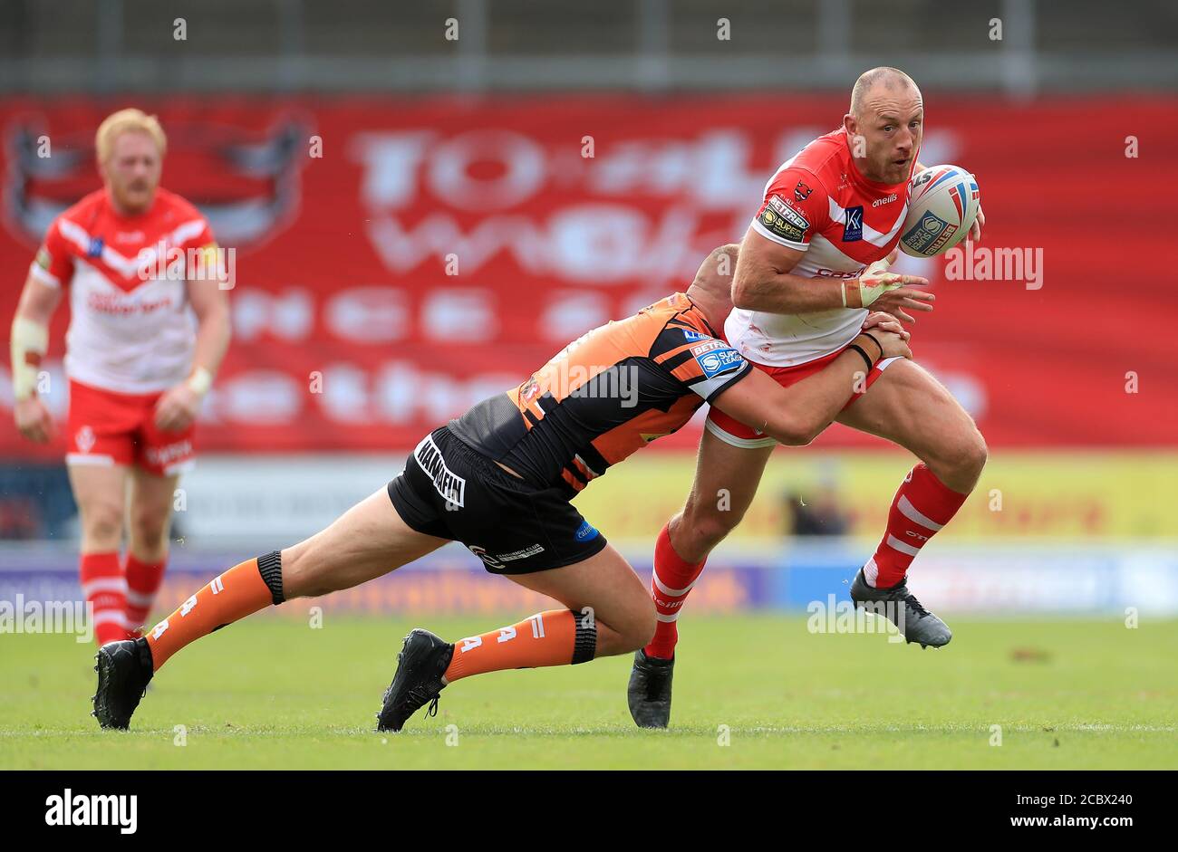 Le Liam Watts de Castleford Tigers (à gauche) s'attaque à James Roby de St Helens lors du match de la Super League de Betfred au stade totalement Wicked, St Helens. Banque D'Images