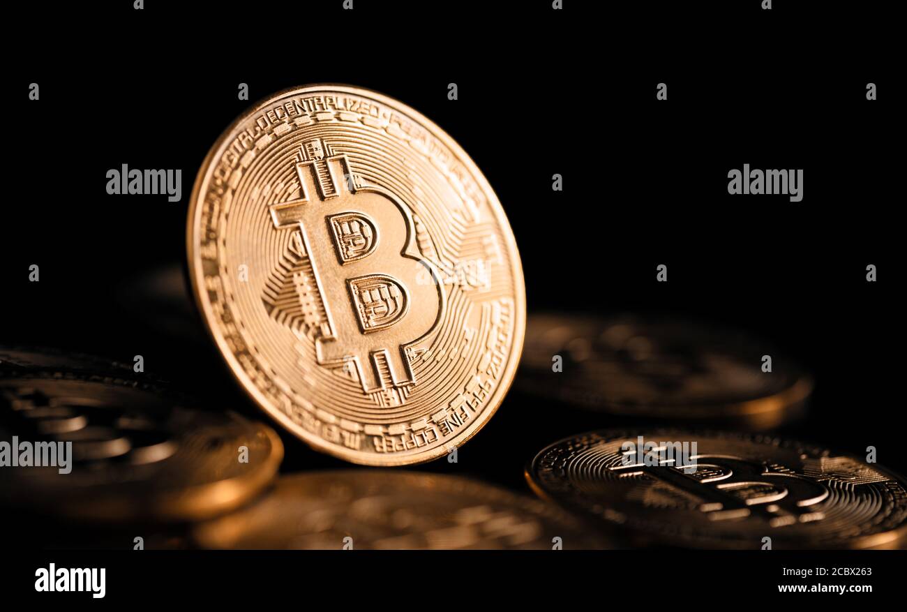Pile de pièces de crypto-monnaie Bitcoin. Concept de transfert de blockchain Banque D'Images