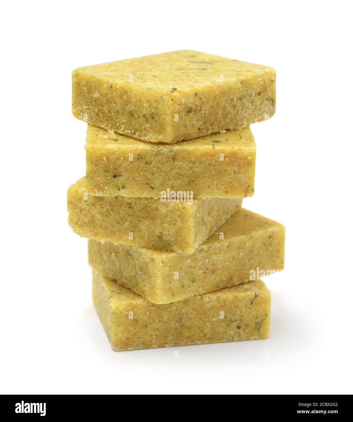 Cubes de bouillon de poulet isolés sur blanc. Banque D'Images
