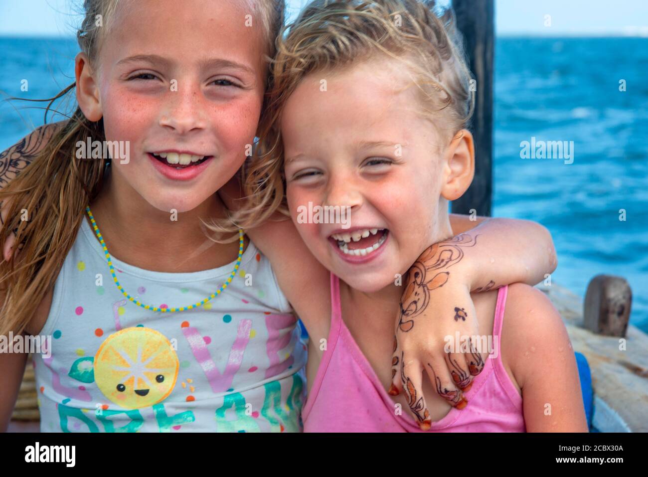 Touristes filles européennes à l'intérieur d'un bateau à voile de dhow dans l'archipel de Lamu, Kenya. Banque D'Images