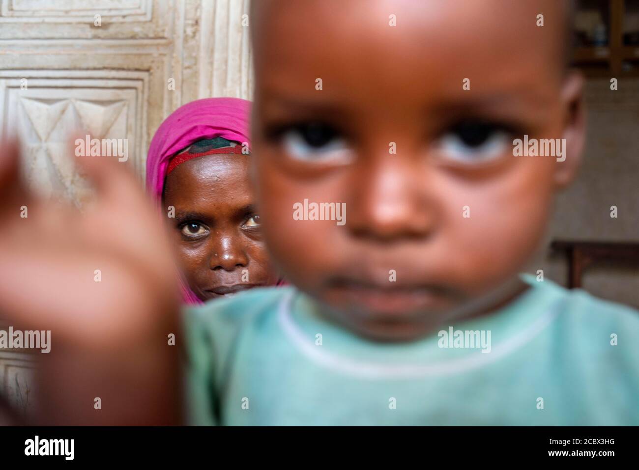 Prendre soin des enfants. ONG espagnole Afrikable sur l'île de Lamu au Kenya. Cette association tente d'habiliter les femmes qui ont été victimes d'abus. Par ma Banque D'Images