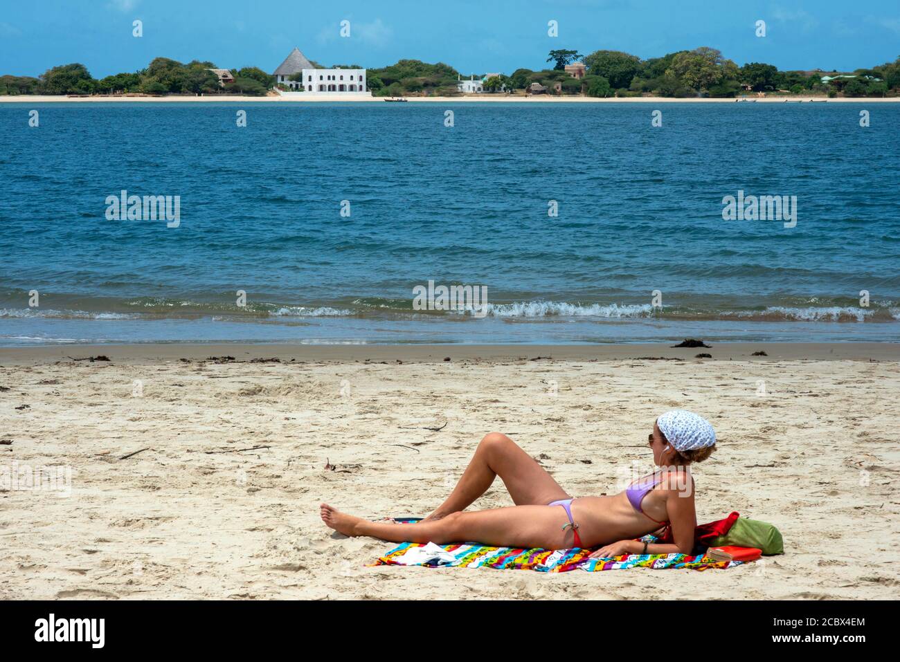 Une femme touriste a pris un bain de soleil à la plage de Shela Le sud de l'archipel de l'île de Lamu au Kenya Banque D'Images