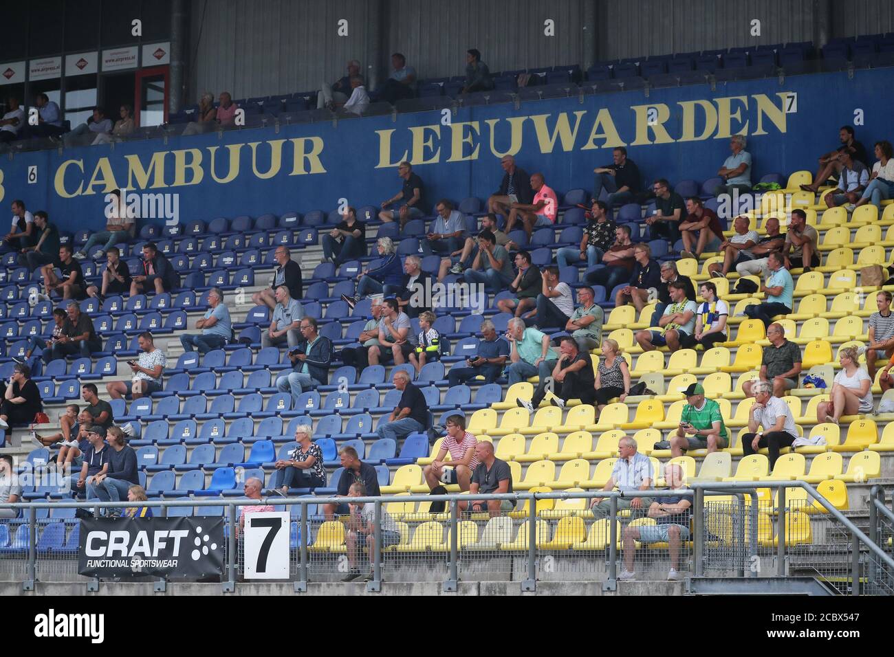 LEEUWARDEN, PAYS-BAS - 1ER AOÛT : 1, 5 m entre les spectateurs vus pendant le match d'avant-saison SC Cambuur contre PEC Zwolle le 1er août 2020 à Leeuwarden, pays-Bas. *** Légende locale *** 1, 5m entre les spectateurs Banque D'Images
