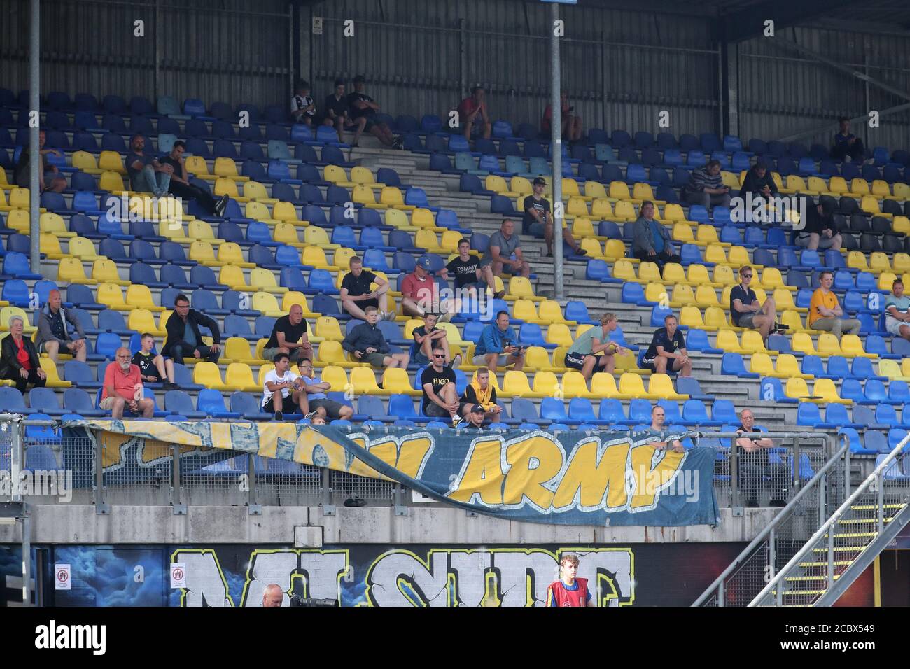 LEEUWARDEN, PAYS-BAS - 1ER AOÛT : 1, 5 m entre les spectateurs vus pendant le match d'avant-saison SC Cambuur contre PEC Zwolle le 1er août 2020 à Leeuwarden, pays-Bas. *** Légende locale *** 1, 5m entre les spectateurs Banque D'Images