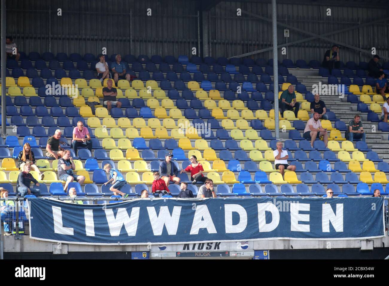 LEEUWARDEN, PAYS-BAS - 1ER AOÛT : 1, 5 m entre les spectateurs vus pendant le match d'avant-saison SC Cambuur contre PEC Zwolle le 1er août 2020 à Leeuwarden, pays-Bas. *** Légende locale *** 1, 5m entre les spectateurs Banque D'Images