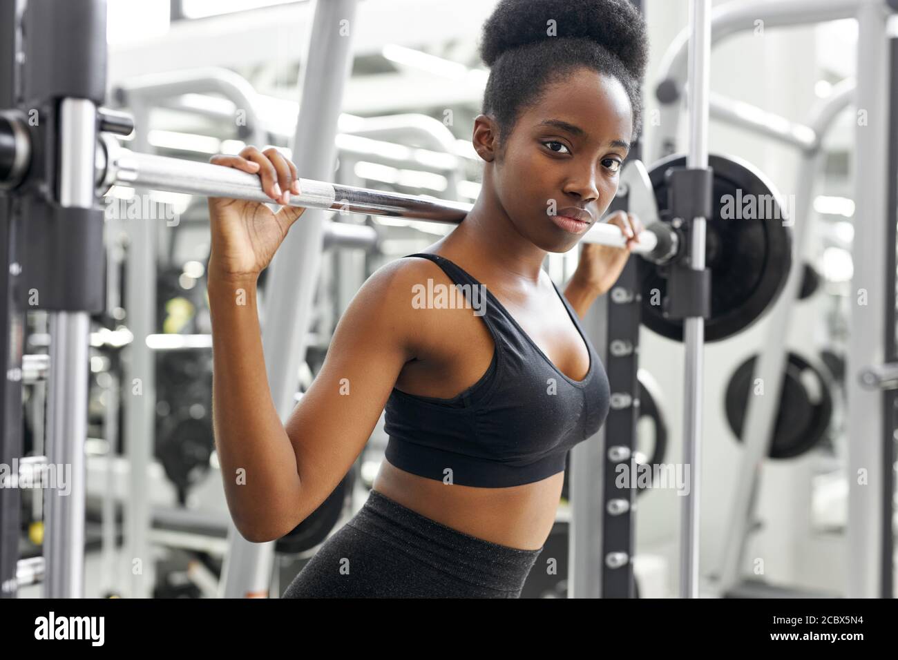 fitness femme avec corps musculaire faire de l'exercice avec le poids, le  sport et un mode de vie sain Photo Stock - Alamy