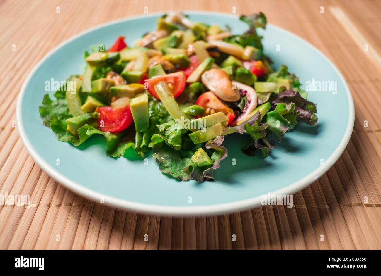 Salade de fruits de mer sur l'assiette de couleurs Banque D'Images