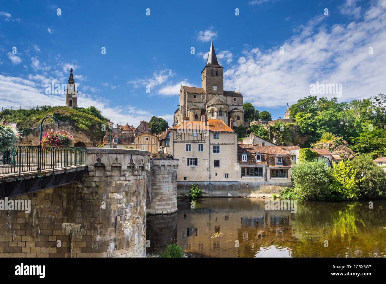 Vue sur l'église notre Dame depuis le Vieux Pont (ancien pont) en traversant la Gartempe à Montmorillon, Vienne (86), France. Banque D'Images