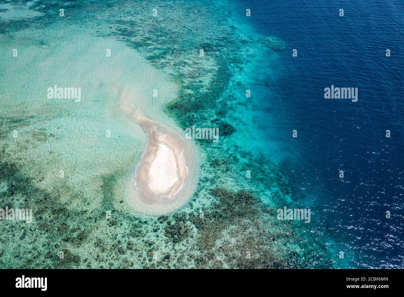 vue aérienne sur une petite île de sable dans l'océan bleu Banque D'Images