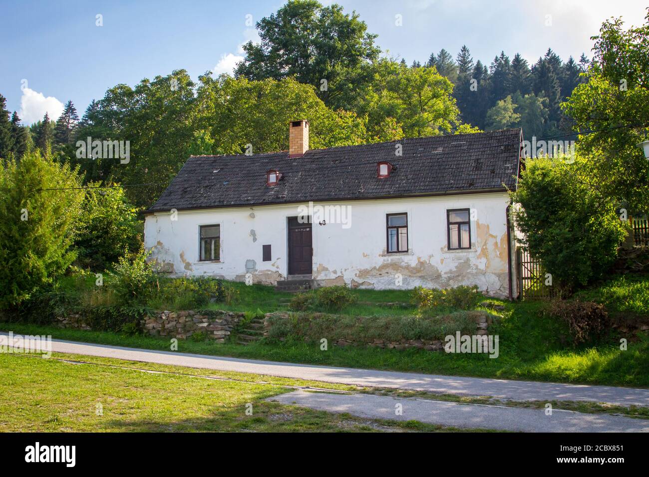 Maison abandonnée dans le village de Dobra Voda, République Tchèque Banque D'Images