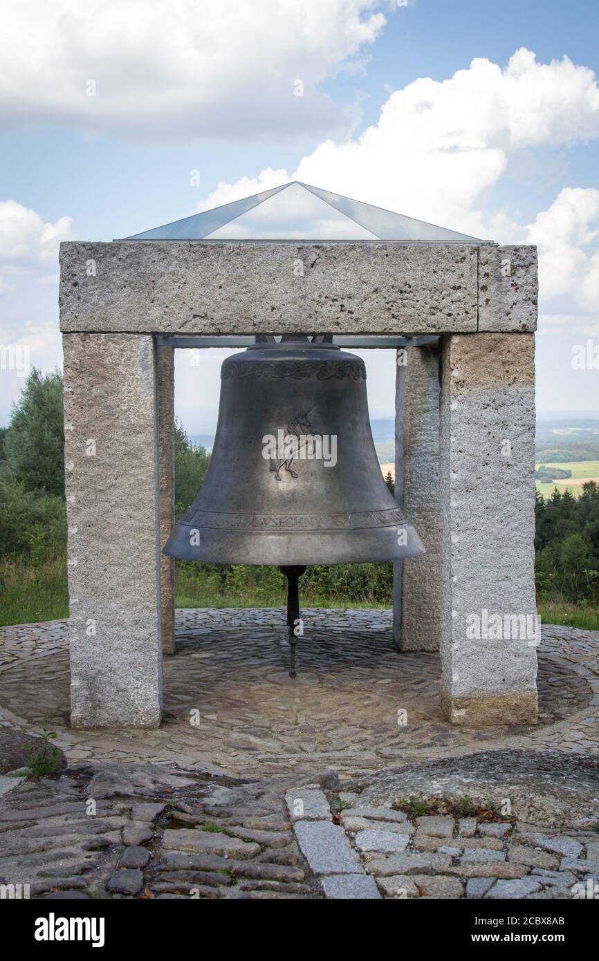 Grande cloche dans le village Hojna Voda, République Tchèque Banque D'Images