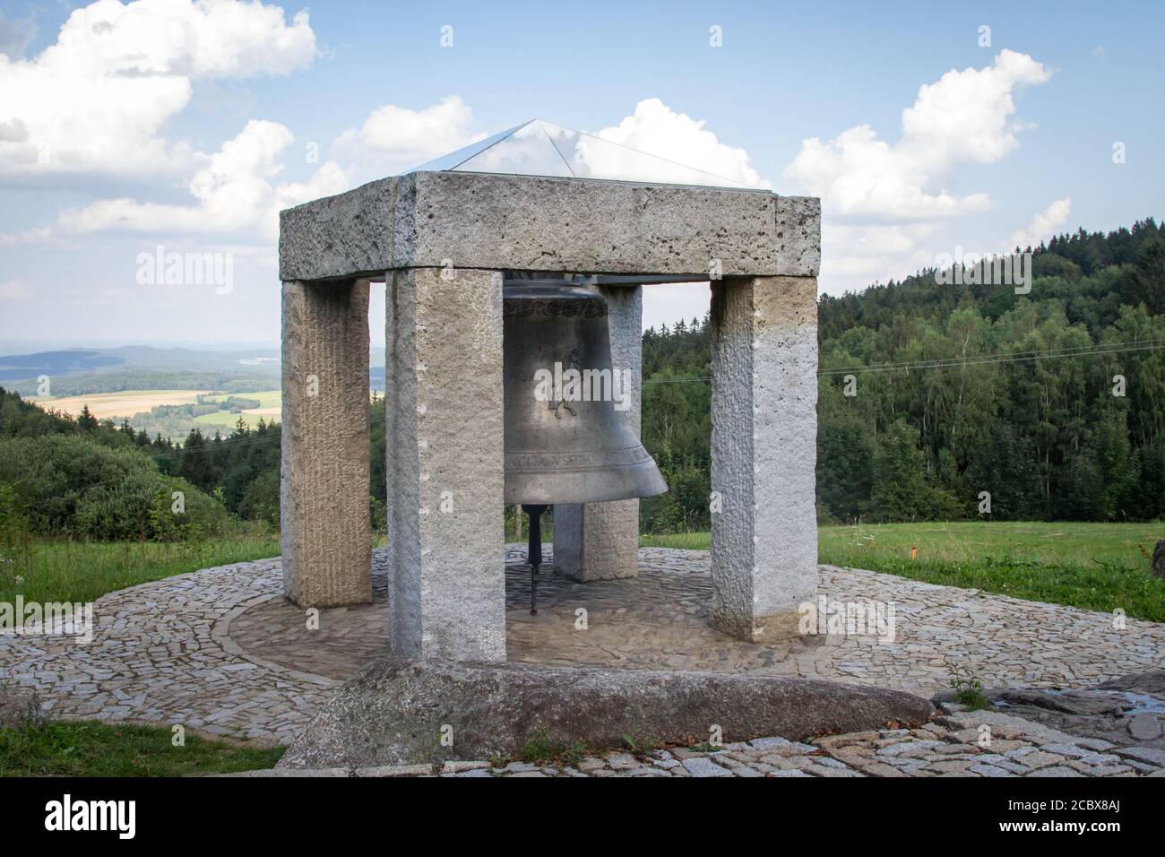 Grande cloche dans le village Hojna Voda, République Tchèque Banque D'Images
